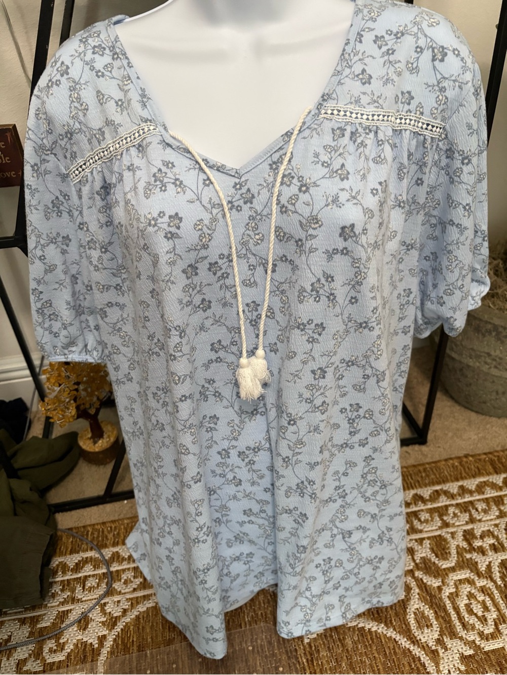 Joie de Vivre womens plus 3x blue floral short sleeve top w/ tassel & lace neck